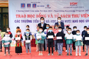 Ông Nguyễn Lâm Thành, Phó Chủ tịch Hội đồng Dân tộc của Quốc hội cùng ông Dương Văn Lượng, Phó Chủ tịch UBND tỉnh Thái Nguyên trao học bổng cho các em học sinh vượt khó học tốt.