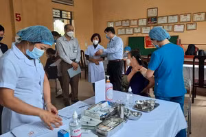 Người dân trên địa bàn xã Sơn Cẩm, TP Thái Nguyên được tiêm vắc xin phòng Covid-19.