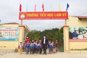 Niềm vui của thầy và trò trường Tiểu học Lam Vỹ (ĐỊnh Hóa, Thái Nguyên)