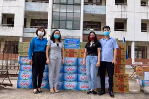 Công đoàn ngành giáo dục tỉnh Thái Nguyên tặng quà hỗ trợ thầy và trò trường THCS Tích Lương (TP Thái Nguyên) phải cách ly tập trung 