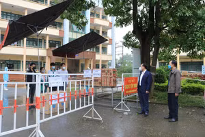 Lãnh đạo Sở GD&ĐT, Công đoàn giáo dục tỉnh Thái Nguyên tặng nhu yếu phẩm cấp thiết hỗ trợ cho GV, HS trong khu cách ly