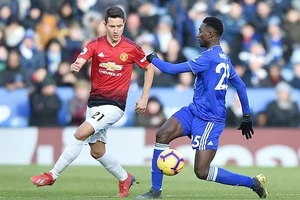 Ander Herrera (áo đỏ) bất ngờ thay đổi ý định cam kết tương lai với Man.United