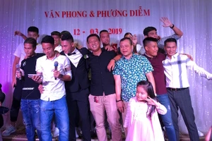 Cầu thủ Sài Gòn FC ca hát tưng bừng mừng đám cưới thủ môn Văn Phong