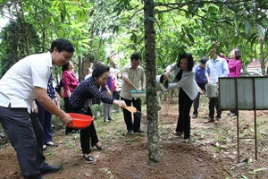 Đ/c Trương Thị Mai, Ủy viên Bộ Chính trị, Bí thư Trung ương Đảng, Trưởng ban Dân vận Trung ương trồng cây lưu niệm tại đền Quốc tổ Lạc Long Quân