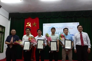 Đại diện BGH trường ĐH Sư phạm Kỹ thuật (ĐH Đà Nẵng) và công ty Esuhai trao giấy chứng nhận hoàn thành chương trình thực tập sinh cho cựu SV của trường.