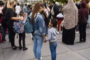 Phụ huynh và học sinh đeo khẩu trang tại một trường tiểu học ở Bỉ.