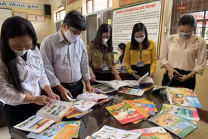 Lãnh đạo Phòng GD&ĐT thành phố và UBND phường Dĩnh Kế giám sát tại Hội đồng lựa chọn SGK lớp 1 năm học 2020 - 2021 Trường Tiểu học Dĩnh Kế. Ảnh: IT