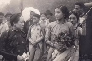 Sau lần gặp đầu tiên năm 1932 khi mới từ Pháp trở về, Vĩnh Thụy - tức cựu hoàng Bảo Đại - đã đem lòng yêu mến bởi nhan sắc và học thức của Thị Lan.