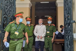 Bị cáo Nguyễn Khanh được áp giải rời tòa. Ảnh: NY.