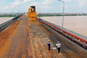 Mặt cầu Thăng Long nhiều lần đưa “công nghệ hiện đại” vào đào xới nhưng hiệu quả vẫn chỉ là khi nhà thầu rút đi lại hỏng. Ảnh minh họa: IT