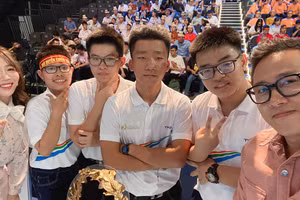 Ngọc Huy - Diệp Chi chụp ảnh cùng 4 thí sinh mùa mới.