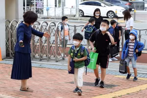 Học sinh đến trường tại một trường tiểu học ở Gwangju.