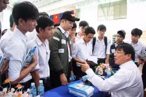 PGS.TS Đỗ Văn Dũng - Hiệu trưởng Trường ĐH Sư phạm Kỹ thuật TPHCM đích thân tham gia các hoạt động tư vấn, tuyển sinh, trao đổi với học sinh.