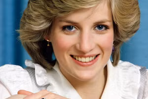 Theo SCMP, nhẫn đính hôn sapphire và kim cương xuất hiện lần đầu tiên cùng Công nương Diana và Thái tử Charles vào năm 1981. Mẫu phụ kiện gây chú ý trở lại khi Hoàng tử William trao vật gia truyền cho Kate Middleton tại lễ đính hôn của họ năm 2010. Ảnh: Brides.