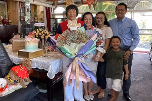 NSND Minh Vương đón tuổi 70 cùng vợ con. Ảnh: Thanh Hiệp