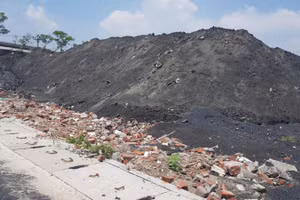 Núi chất thải được Công ty TNHH Ngọc Thiên chuyển sang khuôn viên của Công ty Cổ phần Thương mại Tuấn Kiệt Hưng Yên để san lấp mặt bằng.