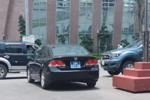 Chiếc xe được xác định là của Sở Tư pháp Sơn La chở vợ Giám đốc sở đi làm việc riêng. 
