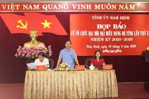 Bà Phạm Thị Thu Hằng (bên phải), Ủy viên Ban Thường vụ, Trưởng ban Tuyên giáo Tỉnh ủy cung cấp thông tin về Đại hội.