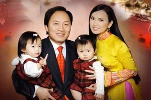 Chính Chu cùng vợ và 2 con.