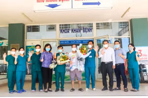 Bệnh nhân 936 (thứ 5, từ phải sang) được công bố khỏi Covid-19 và được xuất viện.