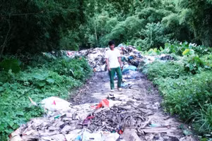 Bãi rác của thị trấn Lang Chánh (Thanh Hóa) quá tải, nên người ta đổ tràn lan.