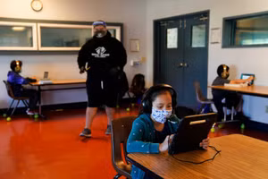 Ở Los Angeles, Câu lạc bộ nam & nữ Hollywood được thiết lập dành cho trẻ em có cha mẹ phải đi làm.