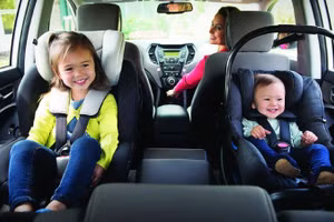 Thắt dây an toàn và dùng ghế chuyên dụng cho trẻ trên xe ô tô là cần thiết.