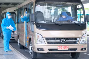 Các chiến sĩ lái xe Quân khu 9 triển khai kế hoạch đón công dân Việt Nam từ nước ngoài tại sân bay Cần Thơ.