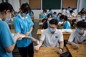 Học sinh Vũ Hán phải đeo khẩu trang khi trở lại trường. 