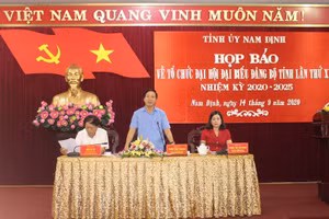 Bà Phạm Thị Thu Hằng (bên phải), Ủy viên Ban Thường vụ, Trưởng ban Tuyên giáo Tỉnh ủy cung cấp thông tin về Đại hội.