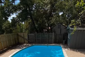 Nhờ cơn mưa lớn mà chủ nhà phát hiện ra hồ bơi ở vườn sau và cải tạo lại nó.