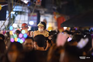 Trẻ em lẻ loi giữa biển người lớn tại chợ Trung thu truyền thống 