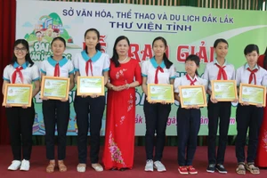 Giám đốc Thư viện tỉnh, Phó Trưởng Ban tổ chức cuộc thi Phạm Thị Kim trao Giấy chứng nhận cho các thí sinh đạt giải