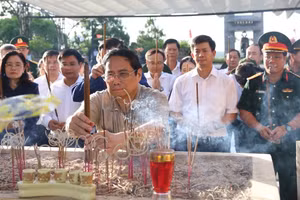 Thủ tướng Phạm Minh Chính dâng hương tri ân tại Nghĩa trang Liệt sĩ Quốc gia Đường 9, Quảng Trị. 