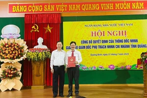 Ông Lương Hải Lưu nhận quyết định phụ trách NHNN chi nhánh Quảng Bình.