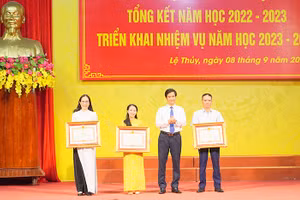 Thừa ủy quyền của Thủ tướng Chính phủ, đại diện lãnh đạo huyện Lệ Thủy trao Bằng khen cho các tập thể, cá nhân. (Ảnh: Ngọc Hải).