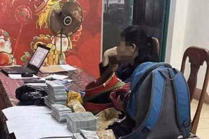 Lực lượng công an bắt giữ một hành khách đi trên xe mang ba lô chứa số lượng lớn ngoại tệ.