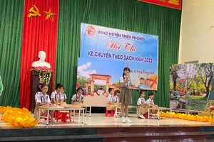 Học sinh tiểu học tham gia Hội thi Kể chuyện theo sách.