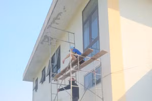 Đơn vị thi công tiến hành xử lý, khắc phục những điểm hư hỏng tại công trình y tế xuống cấp.