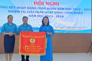 Bà Nguyễn Thị Thu Hà, Phó Chủ tịch LĐLĐ tỉnh trao Cờ thi đua của Tổng Liên đoàn Lao động Việt Nam cho Công đoàn Ngành giáo dục Quảng Trị.