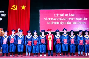 Lãnh đạo Trường CĐKT Công-Nông nghiệp Quảng Bình trao bằng tốt nghiệp cho sinh viên hệ cao đẳng. (Ảnh: Đ.V).