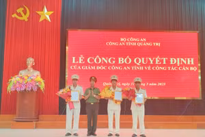Đại tá Lê Phương Nam - Phó Giám đốc Công an tỉnh Quảng Trị trao quyết định điều động các cán bộ.