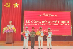 Đại tá Lê Phương Nam - Phó Giám đốc Công an tỉnh Quảng Trị trao quyết định điều động các cán bộ.