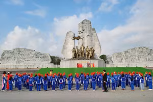 Trường Tiểu học Hải Đình, TP Đồng Hới, tỉnh Quảng Bình tổ chức chương trình hoạt động trải nghiệm tại Quảng trường Hồ Chí Minh.