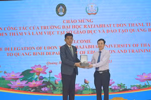 Lãnh đạo Sở GD&ĐT Quảng Bình tặng quà lưu niệm cho đại diện Trường Đại học Udon Thani Rajabhat, Thái Lan.