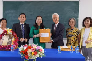 Lãnh đạo Sở GD&ĐT Quảng Trị chúc Tết tại Trường Phổ Thông hữu nghị Việt Nam - Lào. (Ảnh: Hương Lê).