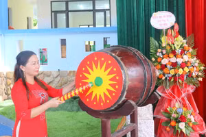Cô Lê Thị Tuyên, Hiệu trưởng Trường tiểu học Thị trấn Cửa Việt đánh trống khai giảng.