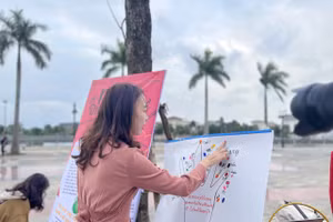 Những người tham gia ngoại khóa viết cảm xúc lên cây tinh thần.