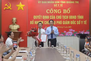 Ông Hoàng Nam, Phó Chủ tịch UBND tỉnh Quảng Trị trao Quyết định bổ nhiệm Phó Giám đốc Sở Y tế.