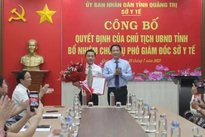 Ông Hoàng Nam, Phó Chủ tịch UBND tỉnh Quảng Trị trao Quyết định bổ nhiệm Phó Giám đốc Sở Y tế.